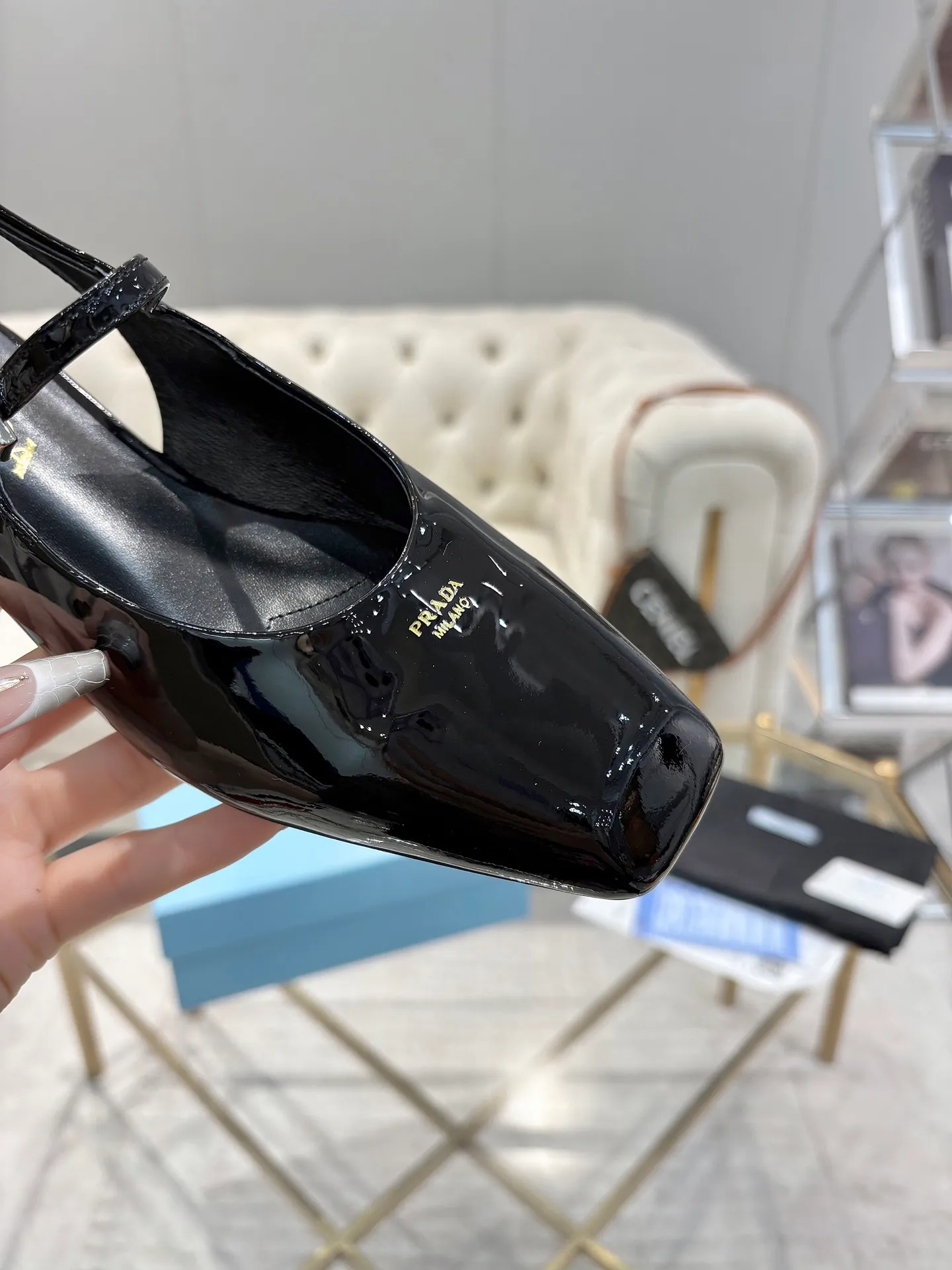👟👟Ex-factory price 560👟👟 (imitation leather bottom-20) New arrival 👉Ready stock👈Remove the original board and make a 1:1 replica‼ ️ The highest version of Prada's early spring catwalk hot style 😘The latest spring style Retro Mary Jane series Genuine leather sole Simulated leather sole A must-have for goddesses Super comfortable on the feet to reduce age 👉The upper is made of imported cowhide leather Comfortable small square toe Retro and playful Lining + foot pads Imported sheepskin lining Breathable and comfortable (1.5 high small insert heel) Duplicate private molded buckles (all original logos) Code number 35M-39M (34 40 41 42 customized, non-refundable and non-exchangeable)✅